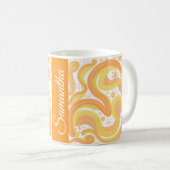 オレンジと黄色の渦巻き形にドットが付いている コーヒーマグカップ (正面右)