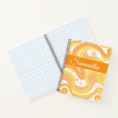 オレンジと黄色の渦巻き形にドットが付いている ノートブック (内部)