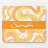 オレンジと黄色の渦巻き形にドットが付いている マウスパッド (正面)
