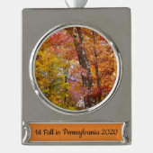 オレンジと黄色の秋ツリー秋の写真 シルバープレートバナーオーナメント (正面)