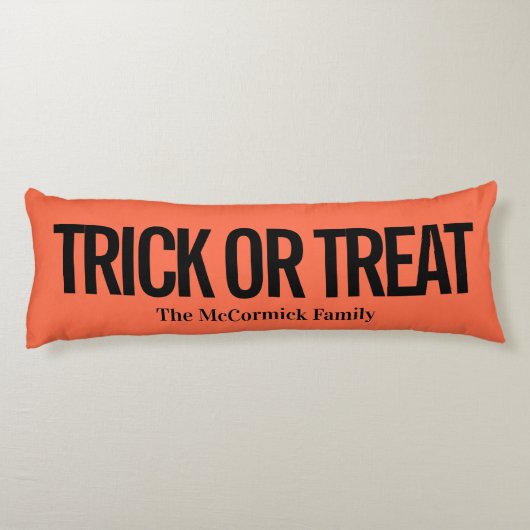 オレンジと黒のトリックまたは家族の名前を扱う ボディピロー (裏面)