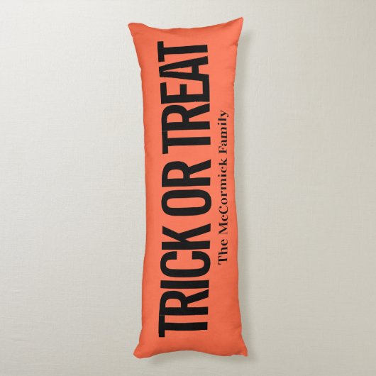 オレンジと黒のトリックまたは家族の名前を扱う ボディピロー (裏面 (縦))