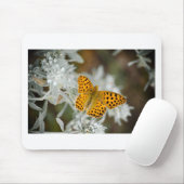 オレンジと黒の斑点のある蝶 マウスパッド (マウス)