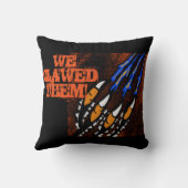 オレンジと黒の爪 クッション (裏面)