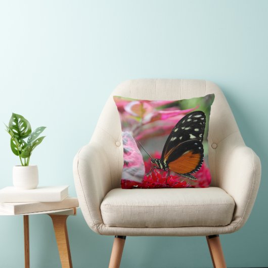オレンジと黒の蝶の花の写真枕 クッション (椅子)