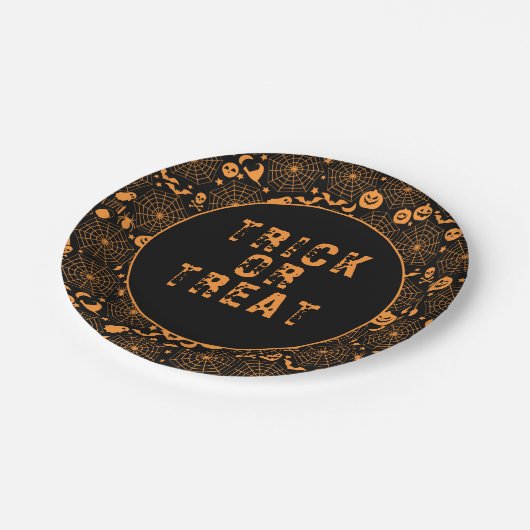 オレンジと黒不気味のハロウィンをトリックまたは治療 ペーパープレート (アングル)