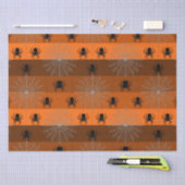 オレンジにクモがいるハロウィーンのクモの巣。ラップ 薄葉紙 (クラフト)