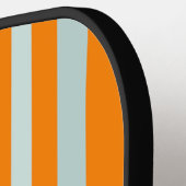 オレンジに灰色がかった灰色のストライプ緑の線の ピックルボールラケット (左詳細)