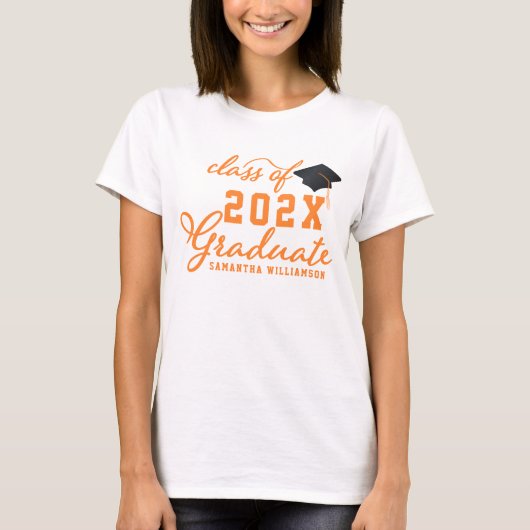 オレンジのタイポグラフィ クラス2026 卒業 Tシャツ (正面)