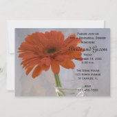 オレンジのデイジーが花瓶のリハ結婚ーサルディナーに 招待状 (正面)