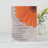 オレンジのデイジーとホワイトサテンのブライダルシャワー 招待状 (スタンド正面)