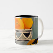 オレンジのデザインが入ったゴージャス絵を描なマグカップ ツートーンマグカップ (正面右)
