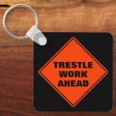 オレンジのトレッスルの前の道路標識パーソナライズされた キーホルダー (正面)