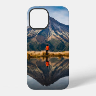 オレンジのドレスを着た登山家が対称的に iPhone 12ケース
