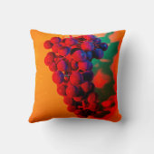 オレンジのネオンライトの青ブドウの群れ。食べ物b クッション (裏面)