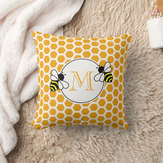 オレンジのハニカムと蜂のパターンが入ったモノグラム クッション (ブランケット)