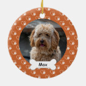 オレンジのハートのカスタム足のペットの子犬の写真 セラミックオーナメント (裏面)