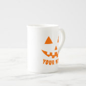 オレンジのパンプキンに名前入りハロウィンデザイン ボーンチャイナマグカップ (正面右)