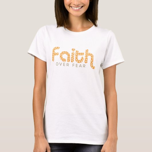 オレンジのフラワーパターン Faith Over Fear Tシャツ (正面)