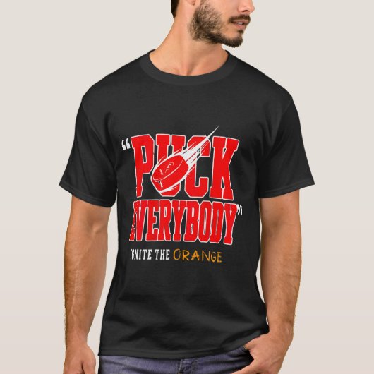 オレンジのホッケー執行者 楽しいホッケーユーモア スポーツ Tシャツ (正面)