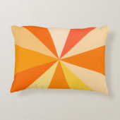 オレンジのポップアートのモダン60sファンキーで幾何学的な光線 アクセントクッション (裏面)