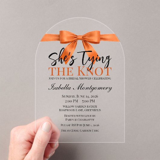 オレンジのリボンの「She’s Tying the Knot」テーマ アクリル招待状 (インサイチュ (ポータブル))