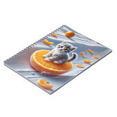 オレンジの上の猫 ノートブック (左側)