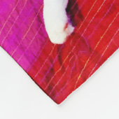 オレンジの子猫が赤いフリースブランケットで眠る フリースブランケット (角)