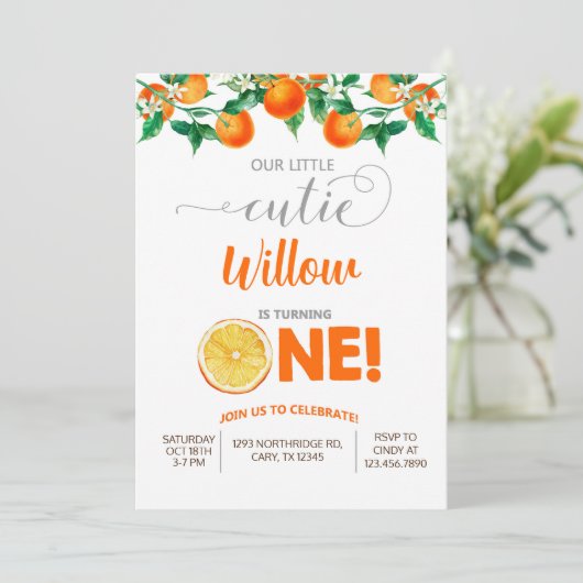 オレンジの小さなかわいこちゃんの女の子の誕生日の招待。 招待状 (スタンド正面)