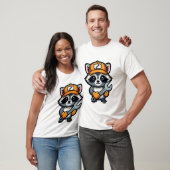 オレンジの帽子をかぶったアライグマの整備士 Tシャツ (ユニセックス)