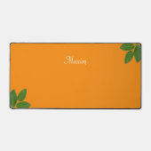 オレンジの書道とローレル離れのスクリプト デスクマット (正面)