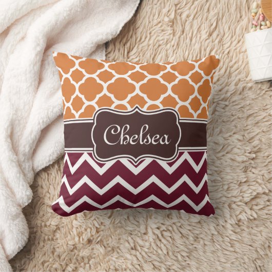 オレンジの格子マルーンのシェブロンのパターン茶色の名前 クッション (ブランケット)