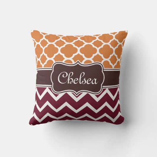 オレンジの格子マルーンのシェブロンのパターン茶色の名前 クッション (裏面)