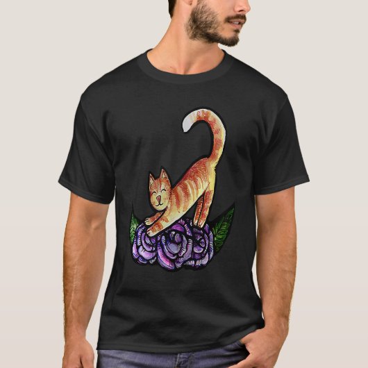 オレンジの猫がストレッチする紫のバラの庭園 Tシャツ (正面)