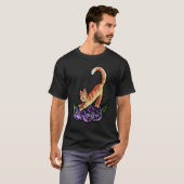 オレンジの猫がストレッチする紫のバラの庭園 Tシャツ (正面フル)