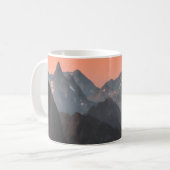 オレンジの空の下の茶色と白の山々 コーヒーマグカップ (正面左)