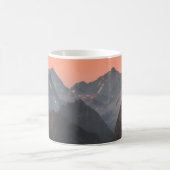 オレンジの空の下の茶色と白の山々 コーヒーマグカップ (中央)