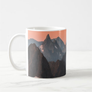 オレンジの空の下の茶色と白の山々 コーヒーマグカップ