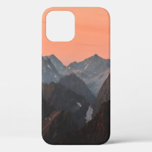 オレンジの空の下の茶色と白の山々 iPhone 12ケース