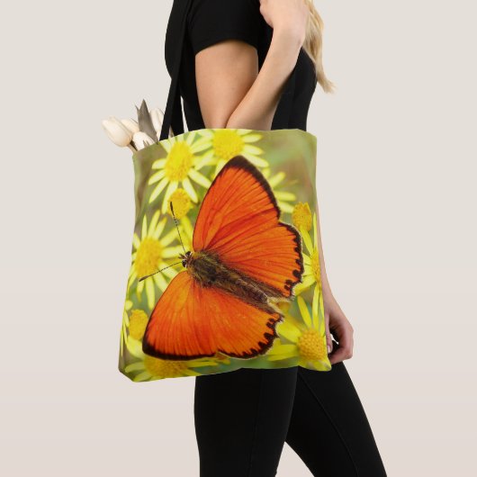 オレンジの翼を持つ蝶と花 トートバッグ (クローズアップ)