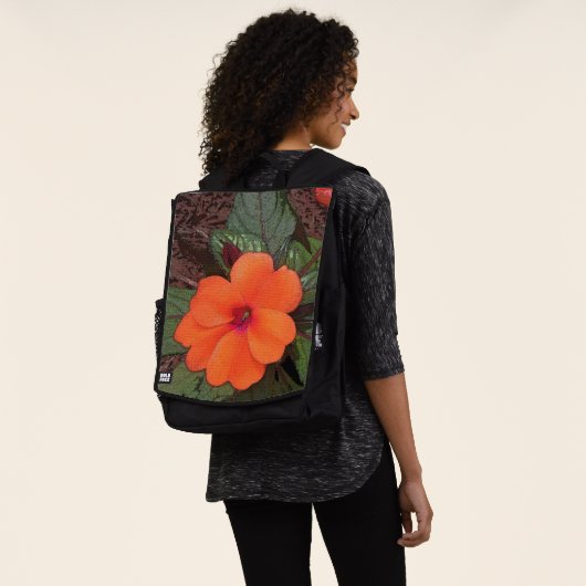 オレンジの花のクローズアップ バックパック (着用)