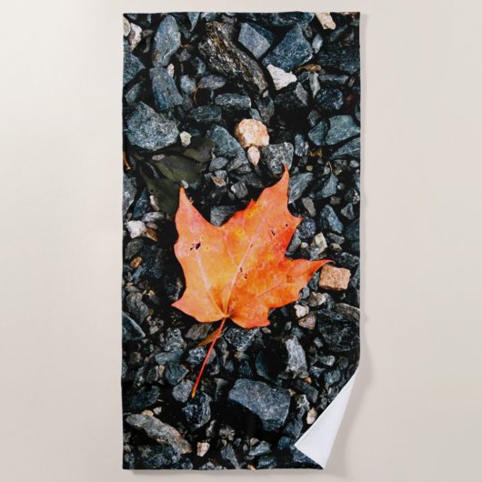 オレンジの葉 ビーチタオル (正面)