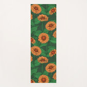 オレンジの《植物》百日草の花葉、濃い緑の緑の ヨガマット (正面)