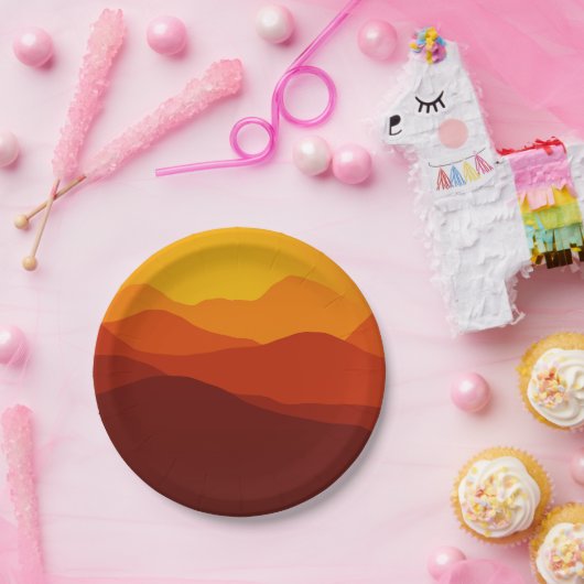 オレンジは山のシルエット上の日没にある調子を与えます ペーパープレート