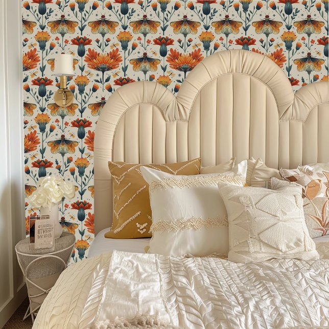 オレンジオレンジの花と昆虫 壁紙 (Fairycore Orange Flowers and Insects Wallpaper behind a cream colored headboard.)
