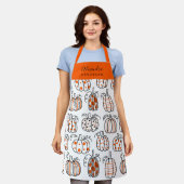 オレンジカボチャ柄スクリプト名モノグラムシェフ エプロン (着用した状態)