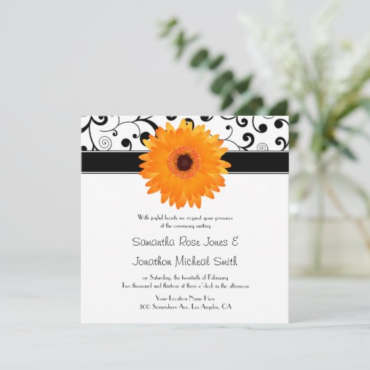 オレンジガーベラのデイジーの黒スクロールデザインの結婚式 招待状 (スタンド正面)