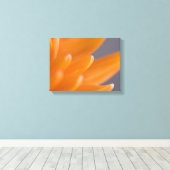 オレンジガーベラデイジー花びら キャンバスプリント (インサイチュ (ウッドフロア))