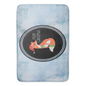 オレンジキツネインレッドサンタハットメリークリスマス バスマット (正面縦)