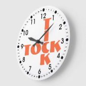 オレンジクロスワードティックトラック文字 ラージ壁時計 (傾斜)